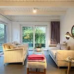 Idyllisches-ambiente-am-suedstrand-links *