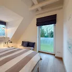 Idyllisches-ambiente-am-suedstrand-links * Wyk auf Foehr