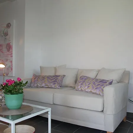 Idyllisches-ambiente-am-suedstrand-links