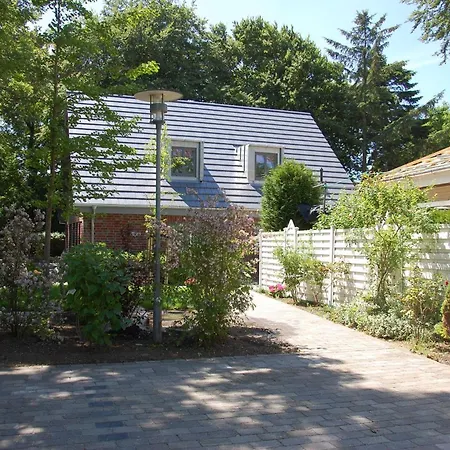 Idyllisches-ambiente-am-suedstrand-links