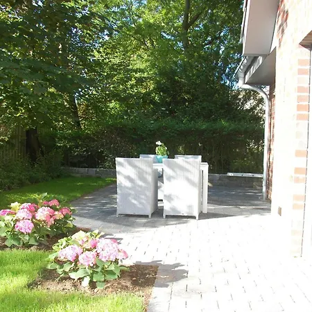 Idyllisches-ambiente-am-suedstrand-links *