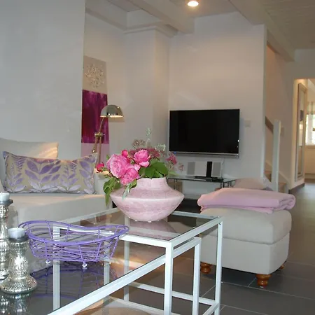 Idyllisches-ambiente-am-suedstrand-links * Wyk auf Föhr