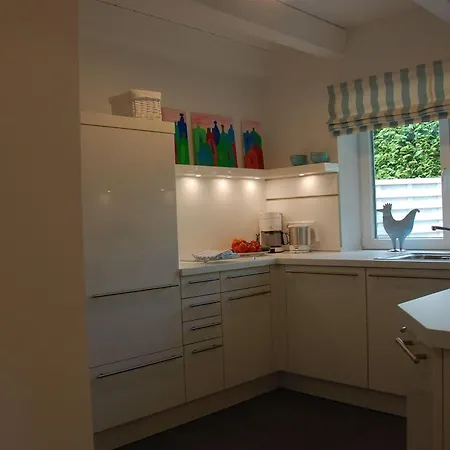 Idyllisches-ambiente-am-suedstrand-links