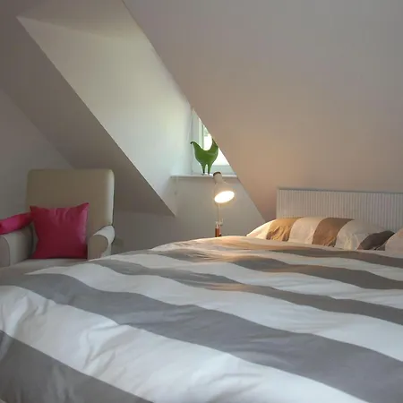 Idyllisches-ambiente-am-suedstrand-links * Wyk auf Föhr