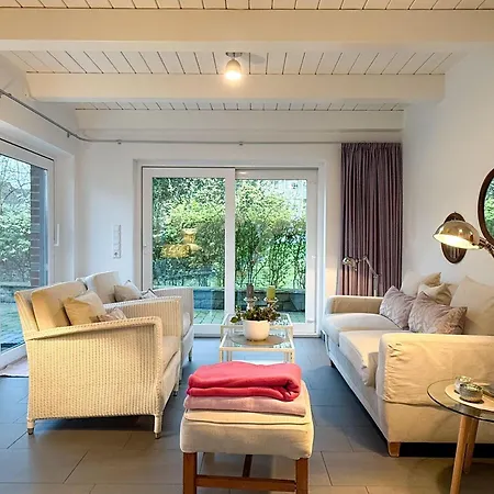 Idyllisches-ambiente-am-suedstrand-links *