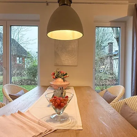 Idyllisches-ambiente-am-suedstrand-links Wyk auf Föhr